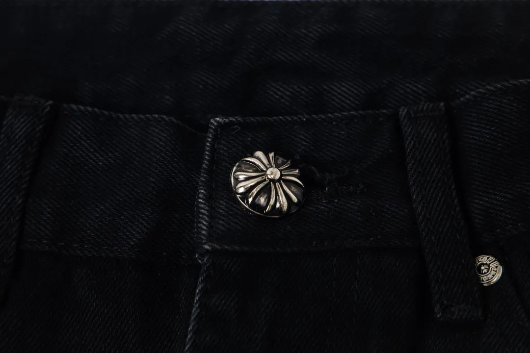P270 model number Y847 Chrome Hearts & CH city limited series Sanskrit cross patch patchwork leather jeans require finished products to be washed and then disassembled and hand-stitched with sheepskin cross leather and then spliced ​​together to complete. The whole process is too complicated to explain. The texture can be seen in the hand, and it looks good. The styles with different washed textures are very friendly to people with thin legs and thick legs. The straight version is very flattering to the leg shape. The moderate length is timeless and can be matched easily and casually. It is the basic styling foundation for various styles and is a must-have in the wardrobe! The fabric is stiff but also makes the upper body soft without losing texture. The washing process is even more perfect. It is a must-have item for everyone! ! ! Washed wheat, hang tag, pants label, three labels are complete, the upper body effect is particularly stiff and stylish, super stylish, same style for men and women - Color: Size: 28 30 32 34
